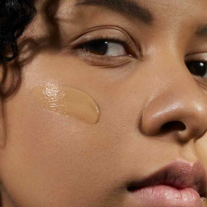 Mádara SKINONYM Semi-Matte Peptide Foundation, 65 WARM TAN, 30ml - Bild 4