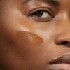 Mádara SKINONYM Semi-Matte Peptide Foundation, 80 FUDGE, 30ml - Bild 4