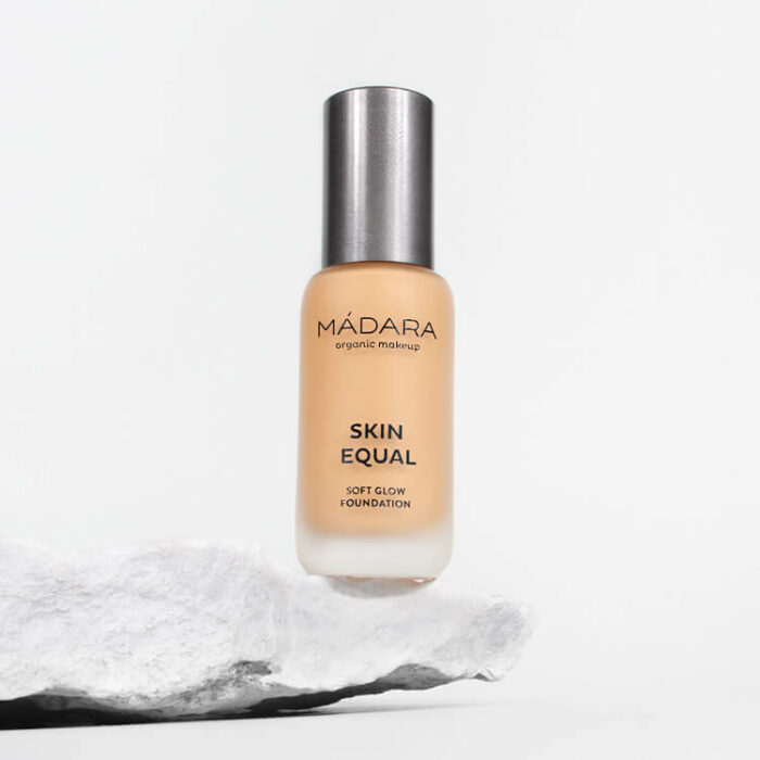Madara Skin Equal Soft Glow Foundation - Sand 40 - Bild 4